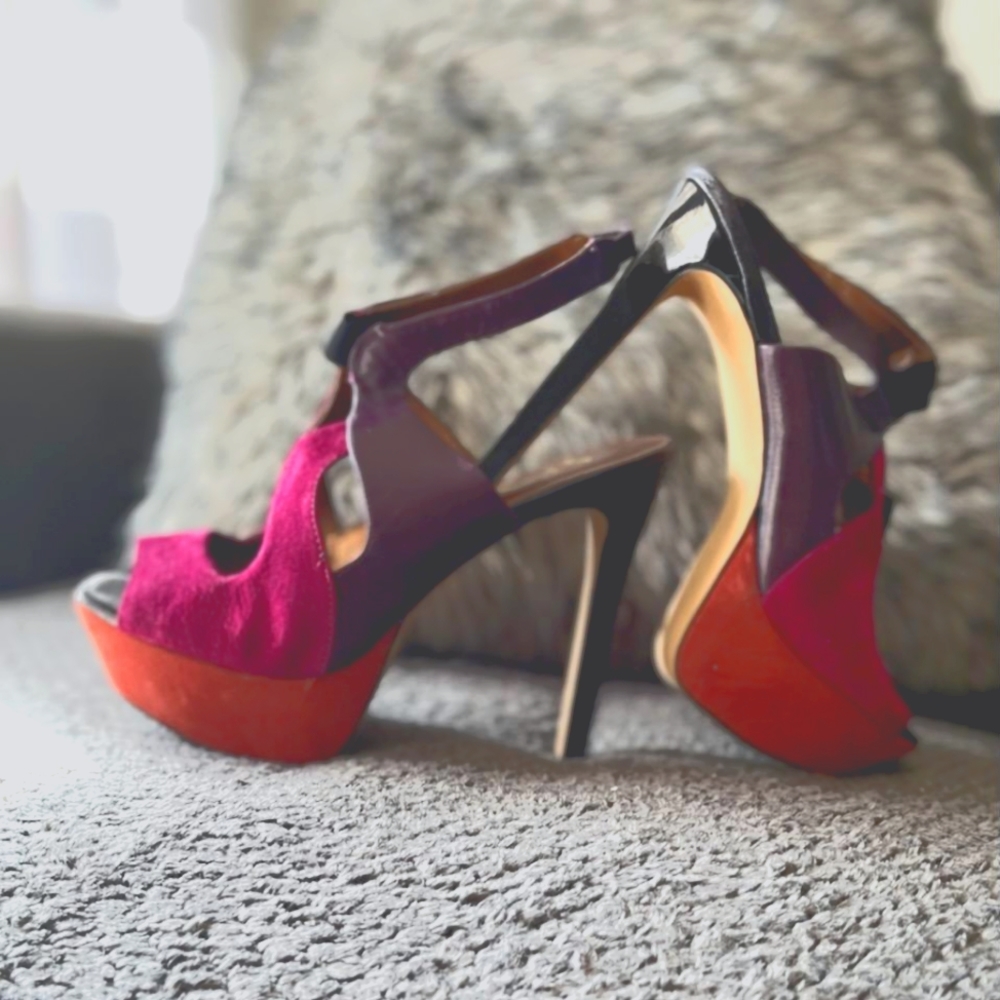 SZ 9 Womens multi color platform heel